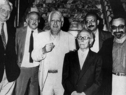 Spender, Muñoz Suay, Semprún, Gil-Albert, Montalbán y Savater, en el Congreso de Intelectuales de Valencia de 1987.