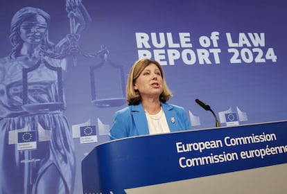 La vicepresidenta de Valores y Transparencia de la Comisión Europea, Vera Jourová, durante la presentación del informe sobre el Estado de Derecho en la Unión Europea, este miércoles en Bruselas.