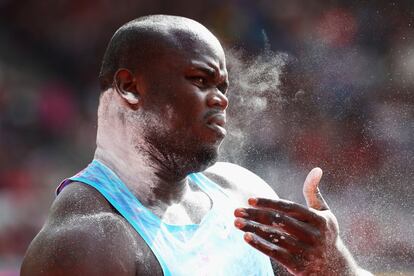 El atleta del Congo, Franck Elemba, compite en la prueba de lanzamiento de peso, el 5 de agosto.