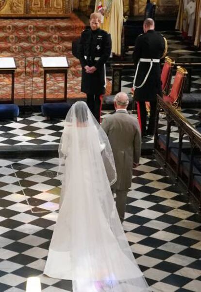 Carlos de Inglaterra acompañando a Meghan Markle al altar, el día de su boda.