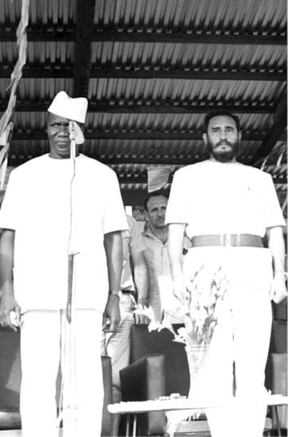 Fidel Castro durante su visita a Guinea acompañado del presidente del país Ahmed Sekou Touré.