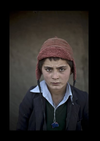 Awal Gul, un adolescente de 12 años posa para la foto.