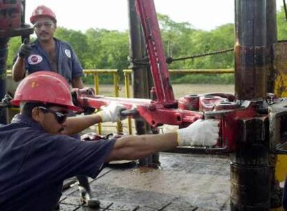 Trabajadores del sector del petróleo operan instalaciones en Motatan, Trujillo a unos 500 kilómetros de Caracas.