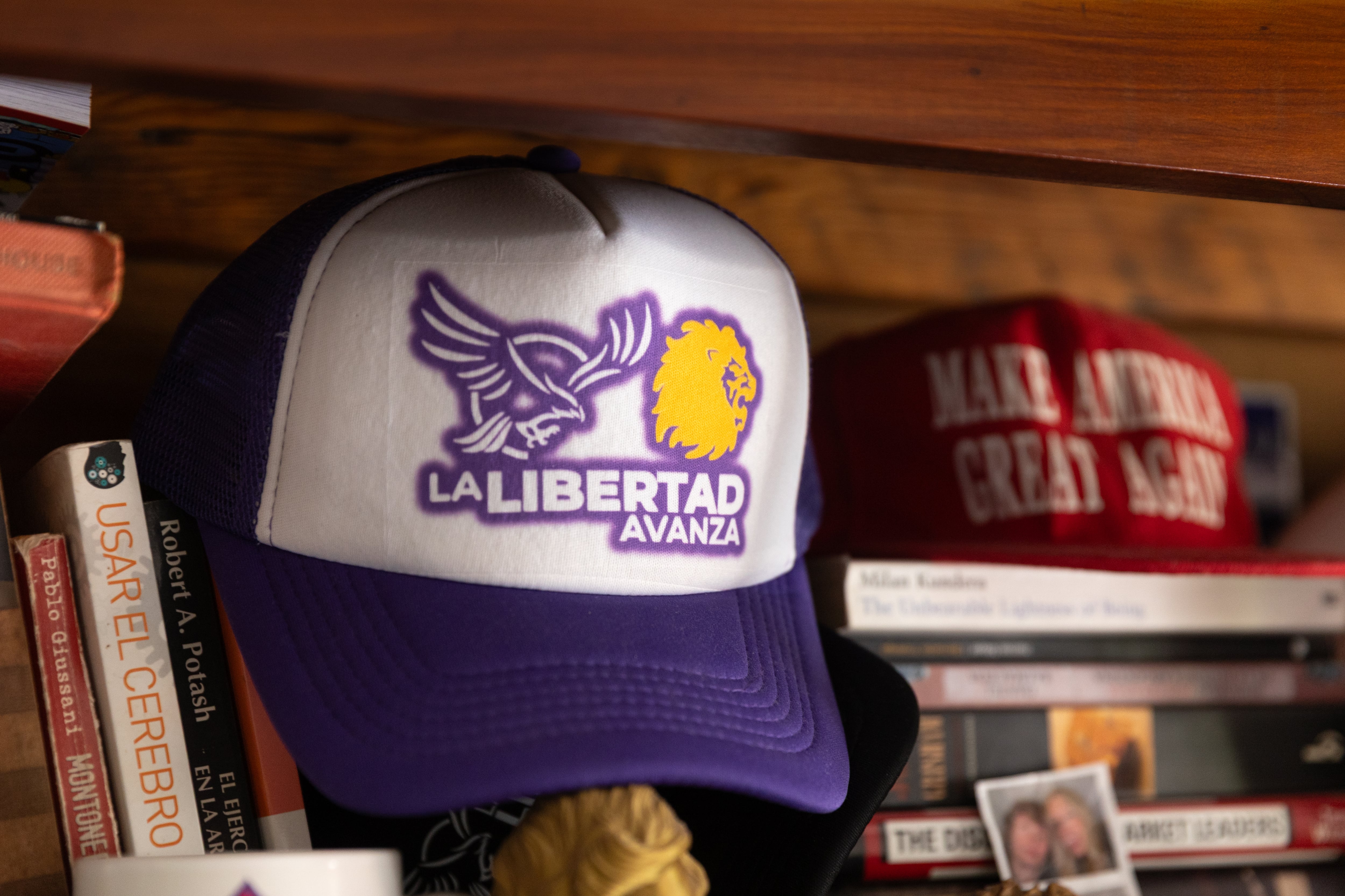 Objetos de la biblioteca del influencer Iñaki Gutiérrez.