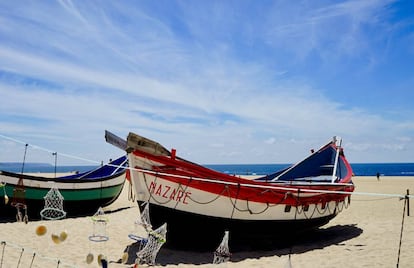 Lanchas de pesca en la playa de Banhos.