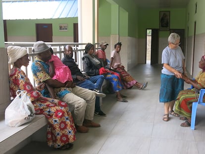 Sor Ángela a la derecha saluda a varios pacientes del centro Télema en República Democrática del Congo