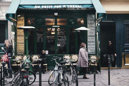Terraza del café Au Petit Fer à Cheval, en Les Marais.