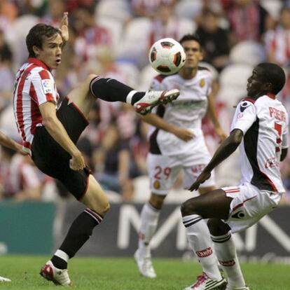 David López intenta controlar el balón ante Pereira.