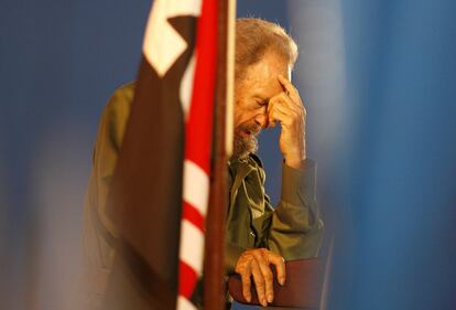 Castro hace una pausa durante un discurso a un grupo de estudiantes latinoamericanos reunidos en Pedernales (Cuba), en 2006, para el aniversario del ataque a Moncada.