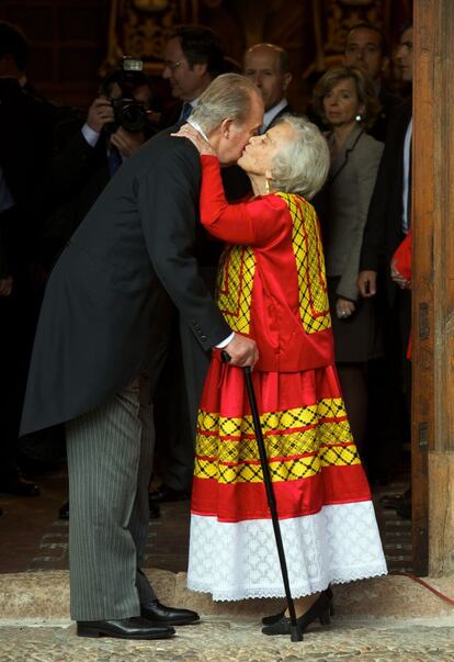 Elena Poniatowska, vestida con un traje indígena, saluda al Rey a su llegada al paraninfo de la Universidad de Alcalá de Henares.