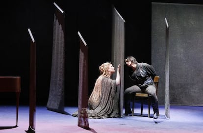 Jessica Pratt (izquierda) y Lena Belkina, en una escena de 'Aureliano in Palmira'.