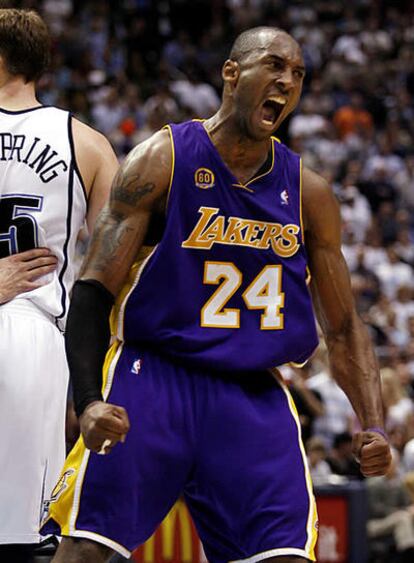 Kobe Bryant se muestra exultante tras realizar un mate.