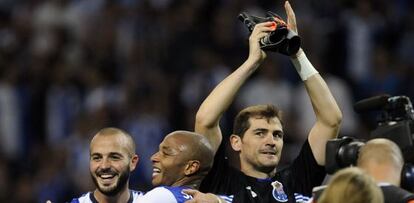 Casillas, junto a Andr&eacute; Andr&eacute; y Brahimi, agradece al p&uacute;blico los &aacute;nimos, al finalizar el partido Porto-Benfica.