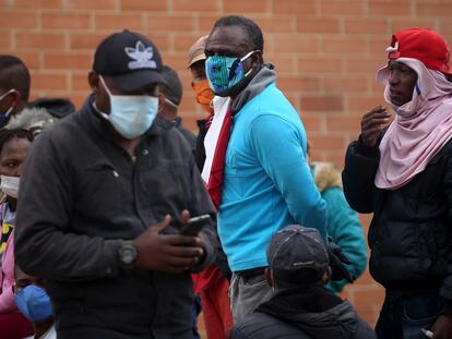 Algunas personas protestan en Soacha (Colombia) por no tener un lugar para vivir en medio de la pandemia.