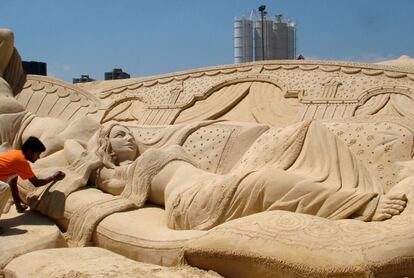 Suddarsan Pattnaik lleva conviviendo con la arena desde la infancia. Hijo de clase media, el artista nació el 15 de abril de 1977 en Puri, una ciudad oriental de la bahía de Bengala. En las arenas doradas de su playa, Pattnaik comenzó a plasmar su arte de niño, a los siete años.
Casi tres décadas después, a sus 36 años, Pattnaik ha conseguido no solo el reconocimiento internacional sino también fundar el Golden Sand Art Institute, una escuela de escultura de arena al aire libre en la playa de su infancia que lleva en marcha desde 1995.
El nombre del instituto apunta a una leyenda de Puri. Según cuenta la historia, un poeta del siglo XIV creó tres carruajes de arena para el señor de la región el día del Jaganatha, la festividad más importante de la región en honor de Khrisná, uno de los muchos avatares de Visnú, dios absoluto de la mitología hindú.