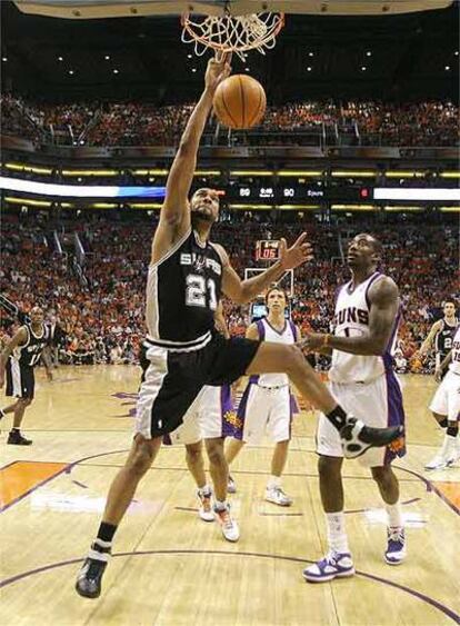 Duncan machaca ante la atenta mirada de Stoudemire y Nash