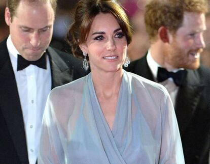Kate Middleton, atrás de ella: Guillermo y Enrique de Inglaterra.