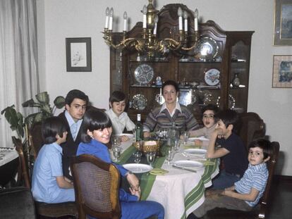 La família de Jordi Pujol, al menjador de casa seva el 1977.