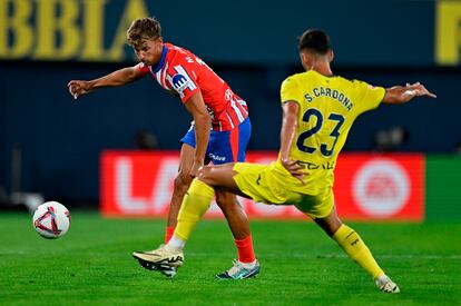 Marcos Llorente golpea el balón mientras es presionado por Sergi Cardona, durante el partido de Liga entre el Villarreal y el Atlético de Madrid.