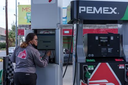 Una estación de gasolina de Petróleos Mexicanos (Pemex)