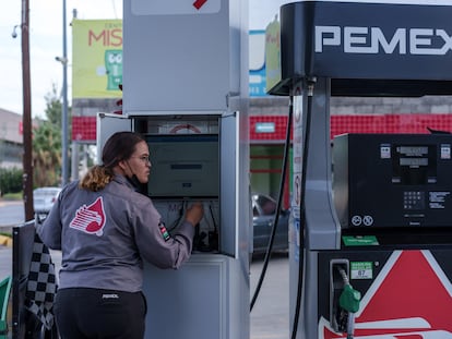 Una estación de gasolina de Petróleos Mexicanos (Pemex)