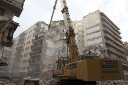 Derribo de un edificio con 84 viviendas, dañado por el seísmo.