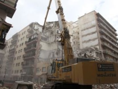 Derribo de un edificio con 84 viviendas, dañado por el seísmo.