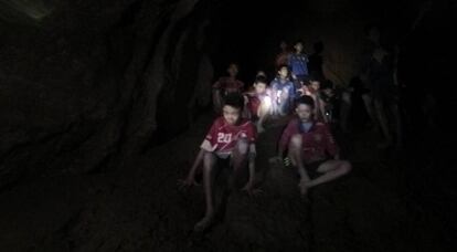 Los 12 menores y su entrenador, atrapados en la cueva Tham Luang.