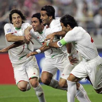 Jugadores de la selección iraní celebran el gol anotado en el minuto 51 ante la selección surcoreana, en el partido de clasificación al Mundial de Suráfrica. El partido terminó con empate a un gol