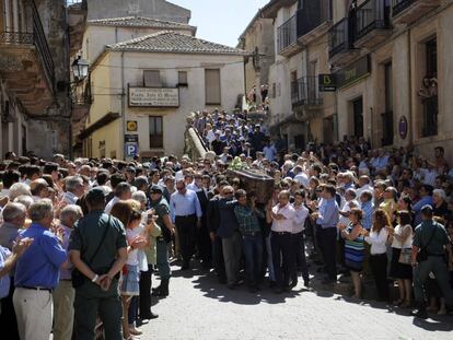 Compañeros de Víctor Barrio trasladan el féretro del torero a la salida de la iglesia de San Bartolomé, en Sepúlveda.