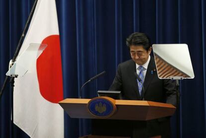 El primer ministro, Shinzo Abe, en la rueda de prensa en la que ha anunciado la disoluci&oacute;n del parlamento.