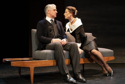 Ernesto Arias y Lara Grube, en una escena de 'Viaje hasta el límite', de Luis Martín-Santos, dirigida por Eduardo Vasco en el Teatro Español.