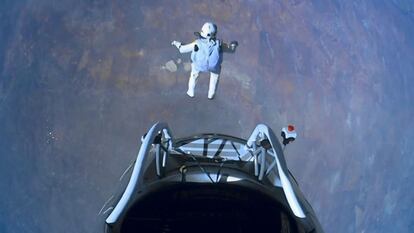 Felix Baumgartner, al iniciar el salto.