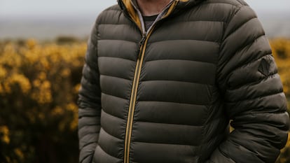 Artículo de EL PAÍS Escaparate sobre abrigos acolchados de mujer y hombre en oferta Black Friday.