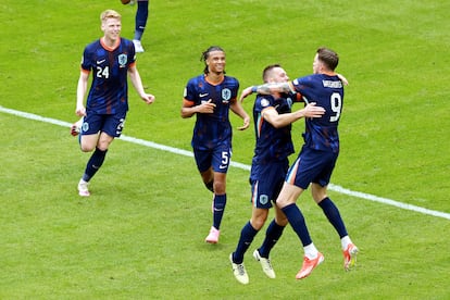 Wout Weghorst celebra con sus compañeros el gol marcado para Países Bajos ante Polonia.