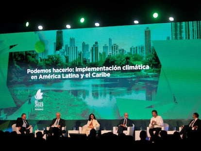 Fotografía de los panelistas en uno de los seminarios celebrados durante las reuniones del Banco Interamericano de Desarrollo (BID) hoy, en Ciudad de Panamá (Panamá).