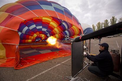 Un técnico hincha con un gas propano un globo aeroestático. Para llevar a cabo un vuelo de media hora hacen falta unos 60 kilogramos de este fluido.