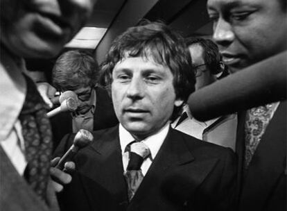 Roman Polanski, acosado por la prensa. 1977.