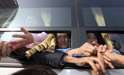 Reencontro de famílias que vivem separadas pelo conflito entre as duas Coreias. Na imagem, momento da despedida depois de passar alguns dias juntos no complexo do Monte Kumgang, na Coreia do Norte. 25 de fevereiro de 2014.