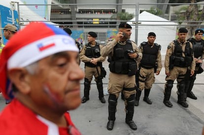 Seguran&ccedil;as fora do Maracan&atilde; na quarta-feira passada.