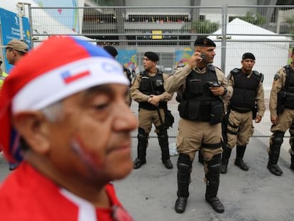 Seguran&ccedil;as fora do Maracan&atilde; na quarta-feira passada.