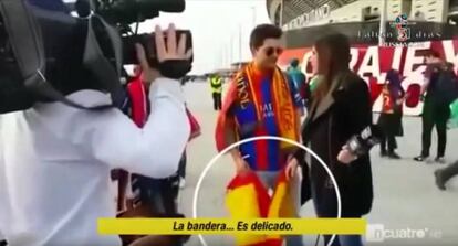 Una reportera de Barça TV le pide a un aficionado del Barcelona que no muestre la bandera española.