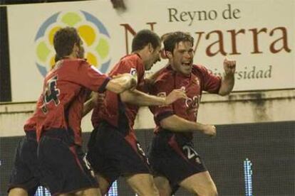 Muñoz celebra el primer tanto de Osasuna junto a Cuéllar y Josetxo.