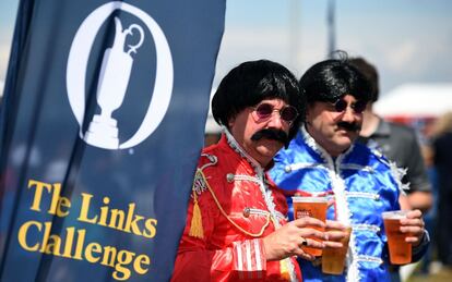 Espectadores vestidos como The Beatles disfrutan de unas cervezas durante un campeonato de golf en Southport, Inglaterra.