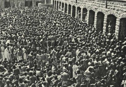 Centenares de prisioneros desnudos a la espera de una desinfección general en Mauthausen, el 21 de junio de 1941.