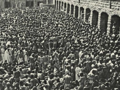 Centenares de prisioneros desnudos a la espera de una desinfección general en Mauthausen, el 21 de junio de 1941.