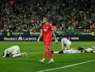 Lunin camina ante la desolación de sus compañeros tras el gol del empate del Betis en el descuento.