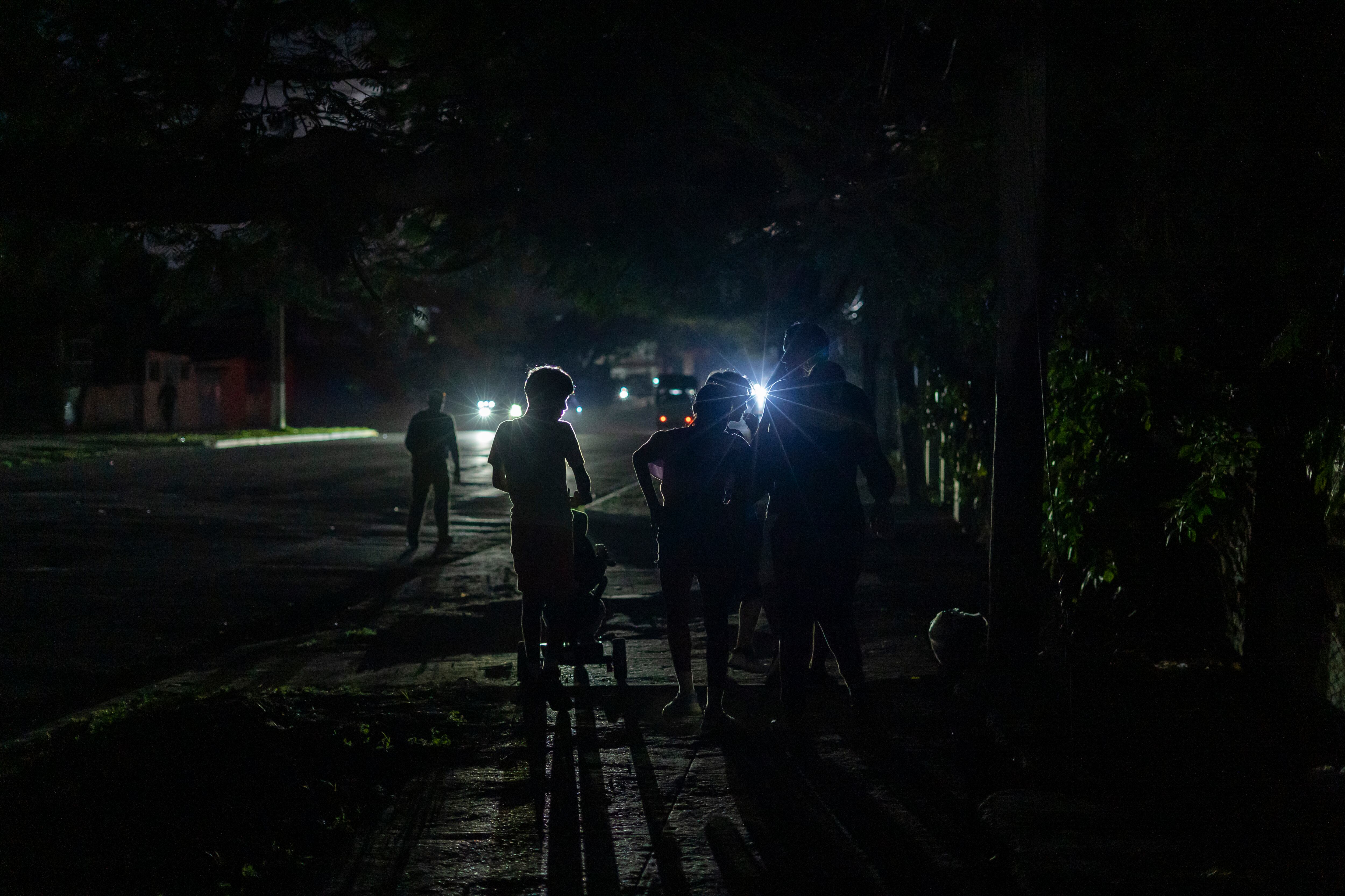 Una familia camina en medio del apagón en La Habana.