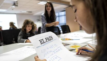 Una ni&ntilde;a dise&ntilde;a y redacta su portada de EL PA&Iacute;S. 