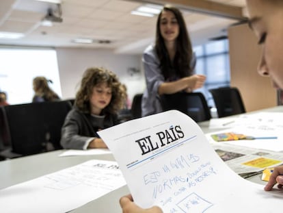 Una ni&ntilde;a dise&ntilde;a y redacta su portada de EL PA&Iacute;S. 